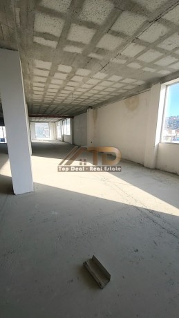 shitet-dyqan-hapsir-mundesi-kthimi-ne-dhoma-airbnb-hotelerie-apartamente-lushnje-rruge-kryesore-big-1