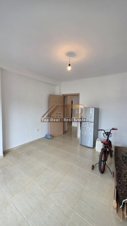 shitet-apartament-21-ne-shetitoren-e-palmave-lushnje-big-10