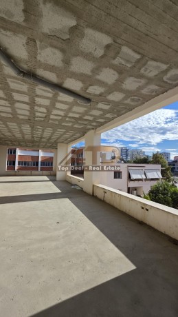 shitet-njesi-komerciale-mundesi-kthimi-ne-apartamente-dhoma-qira-qender-qyteti-lushnje-big-2