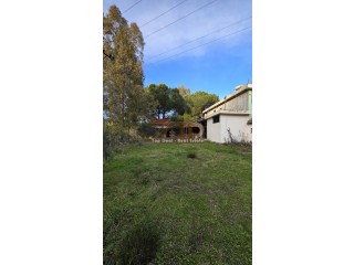 Shitet objekt me truall në Kasharaj, Lushnjë, i pozicionuar shumë pranë liqenit rezervuarit  4 km nga qendra e qytetit të Lushnjës.