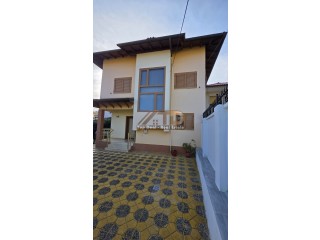 SHITET VILË 2 KATËSHE + POST PARKIMI VILA ËSHTË E INVESTUAR DHE SHUMË PRANË QENDRËS SË QYTETIT LUSHNJE